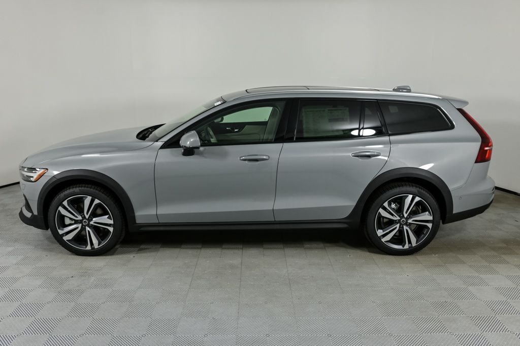 2026 Volvo V60 Cross Country B5 Plus photo 2