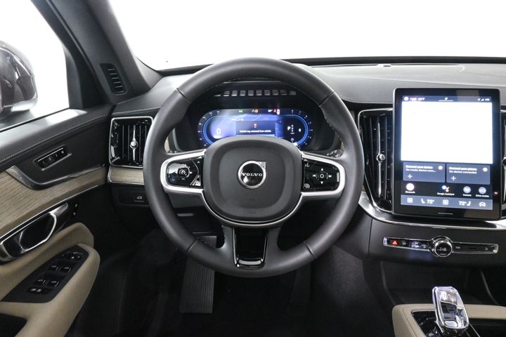 2025 Volvo XC90 Core photo 3