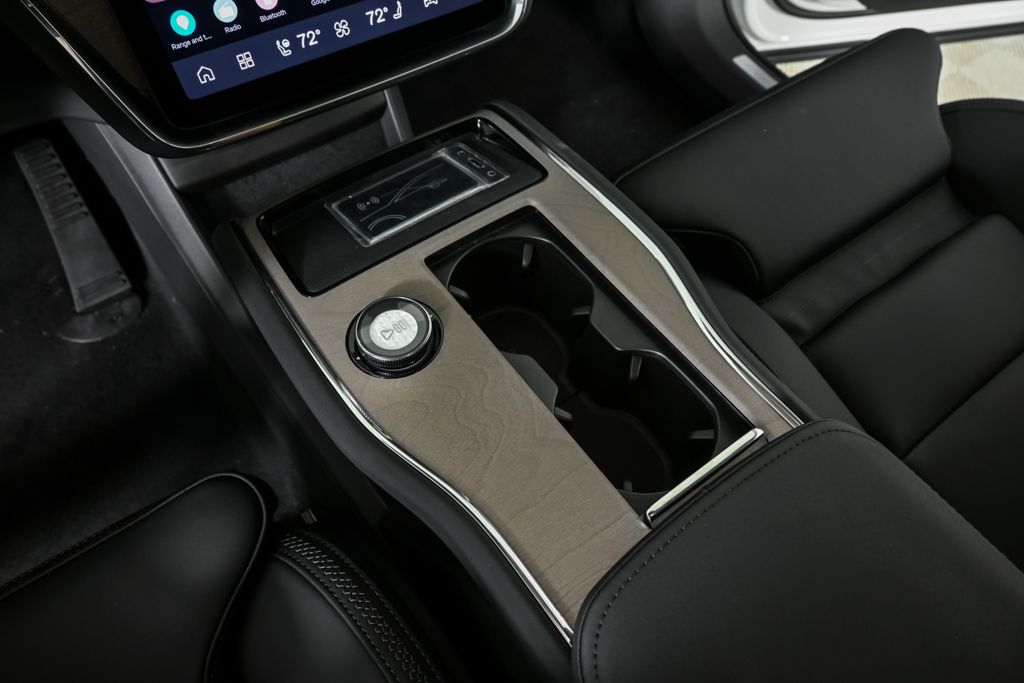2025 Volvo EX90 Plus - Photo 17
