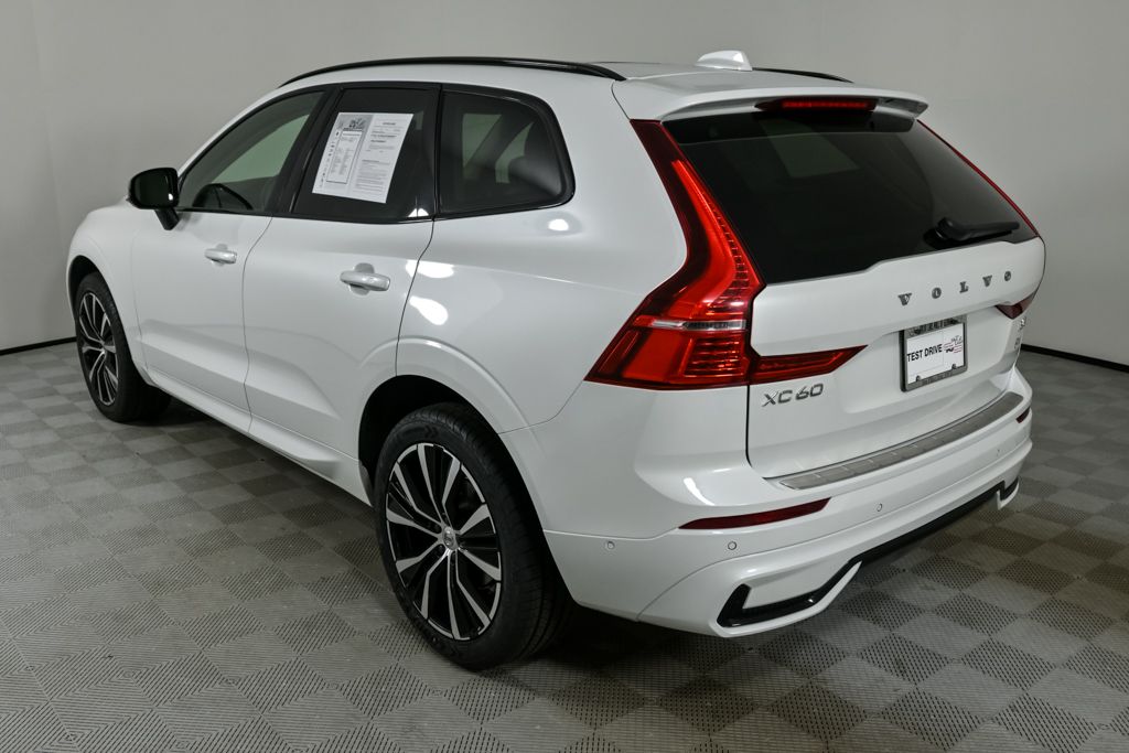 2023 Volvo XC60 B5 Plus photo 2