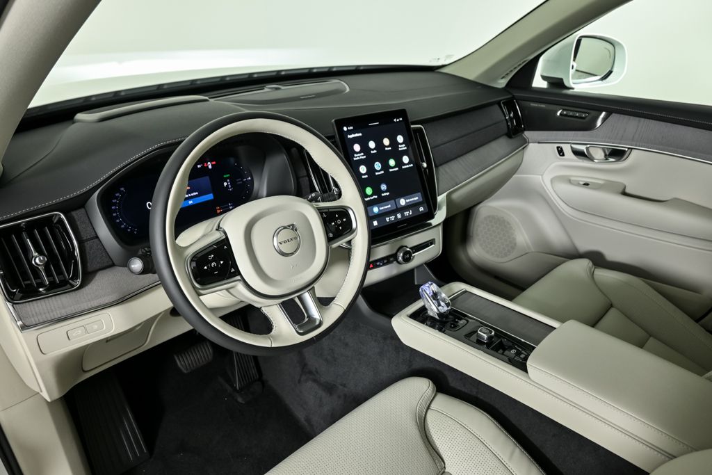 2026 Volvo XC90 T8 photo 3