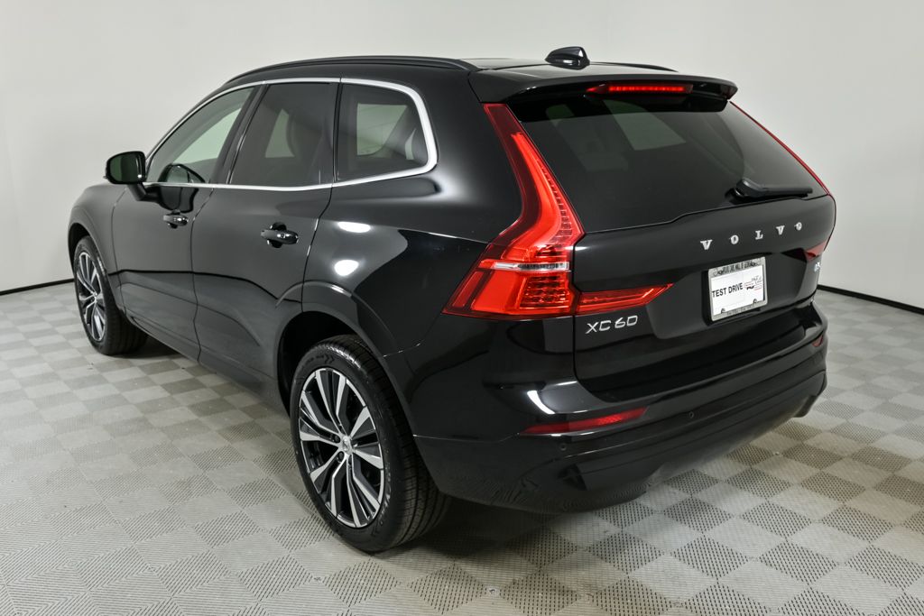 2022 Volvo XC60 B5 Momentum photo 3
