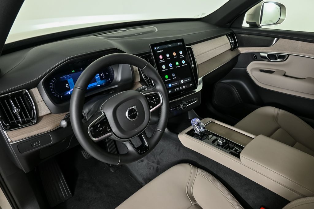 2026 Volvo XC90 Plus photo 4