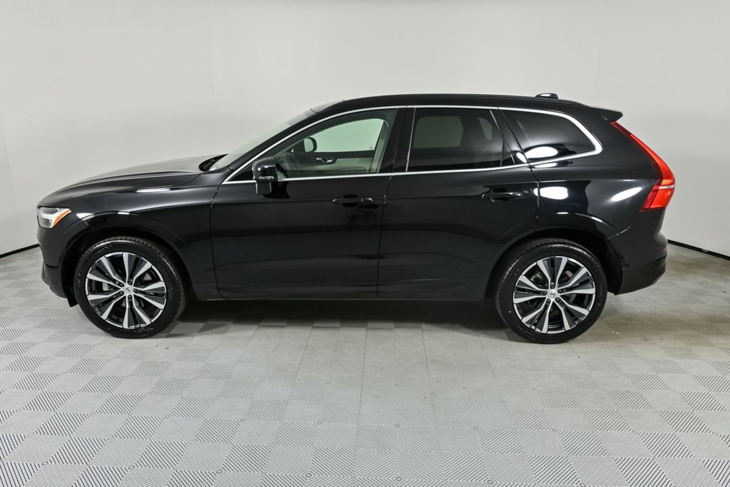 2022 Volvo XC60 B5 Momentum photo 2