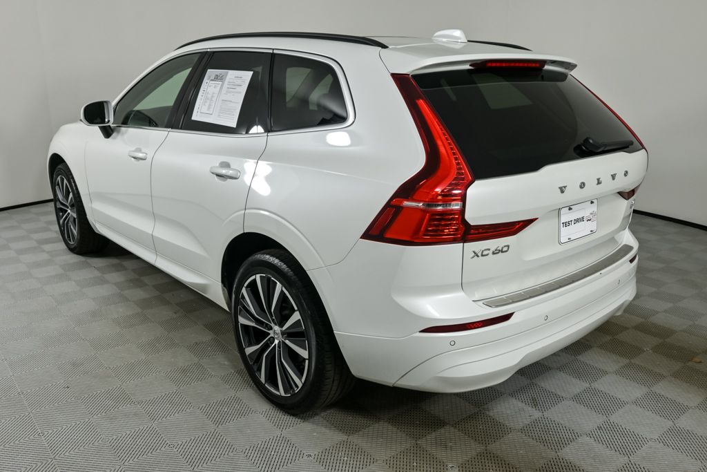 2022 Volvo XC60 B5 Momentum photo 4