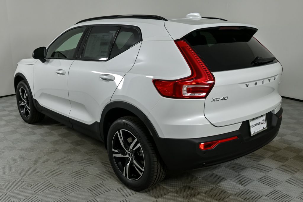 2026 Volvo XC40 Core photo 3