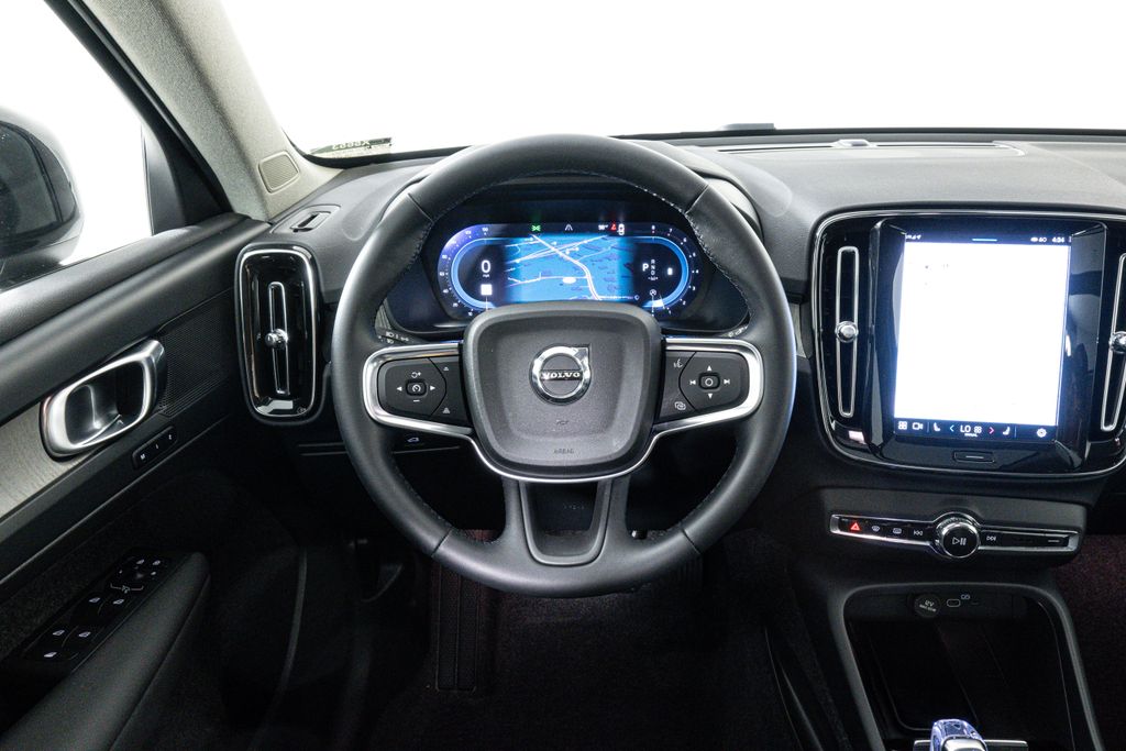 2025 Volvo XC40 Plus photo 3