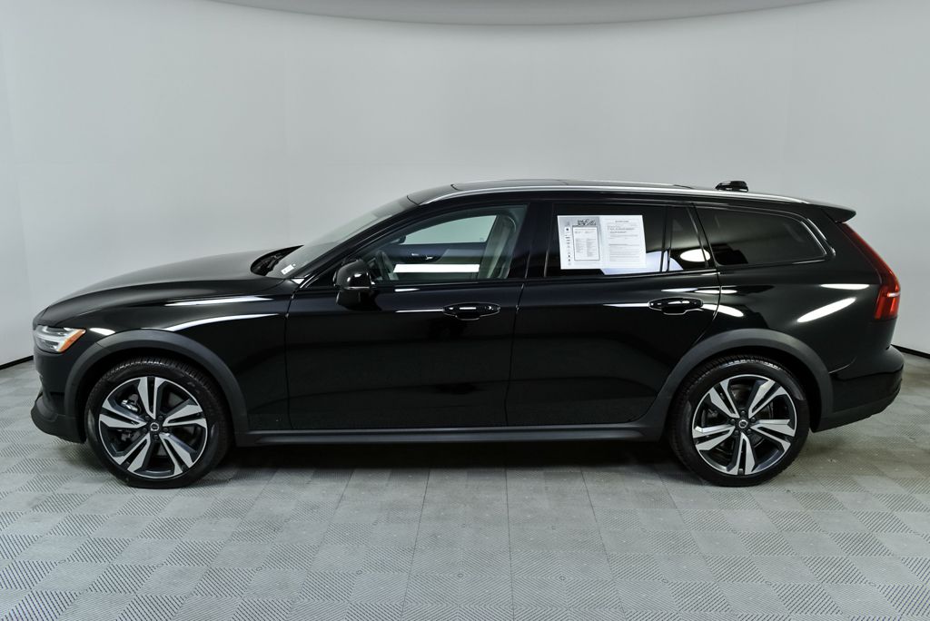 2024 Volvo V60 Cross Country B5 Plus photo 2