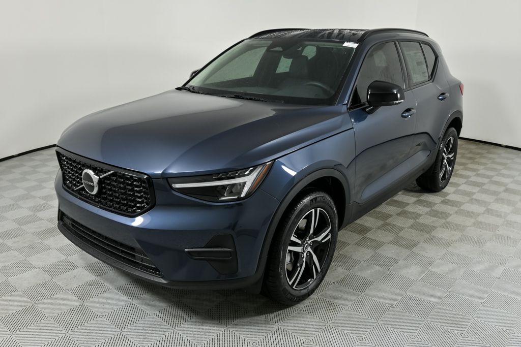 2026 Volvo XC40 Core's photo