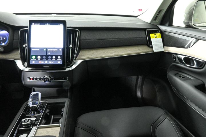 2025 Volvo XC90 B5 Plus photo 4