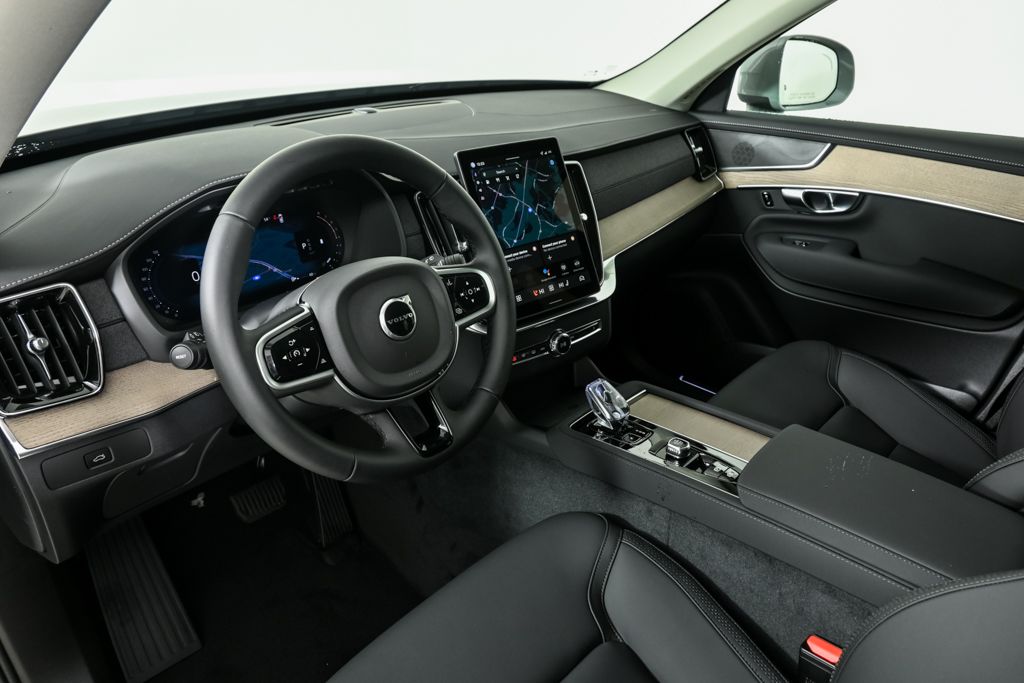 2026 Volvo XC90 B5 Core photo 3