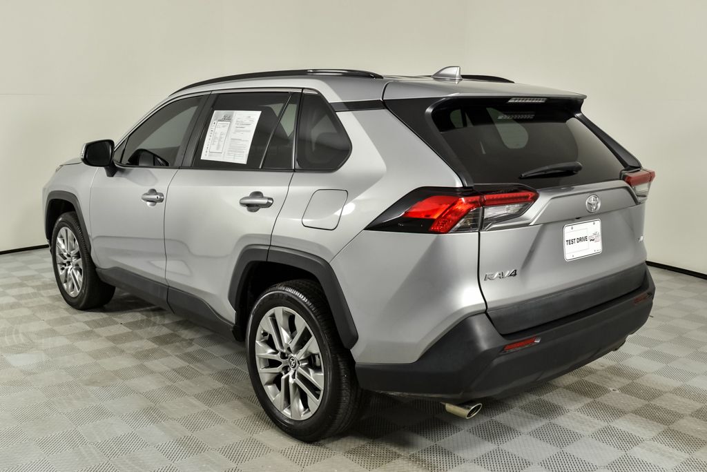 2021 Toyota RAV4 XLE Premium photo 3