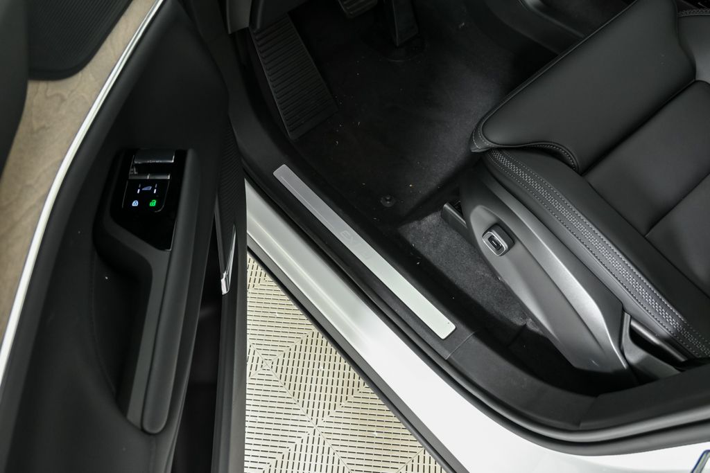 2025 Volvo EX90 Plus - Photo 8