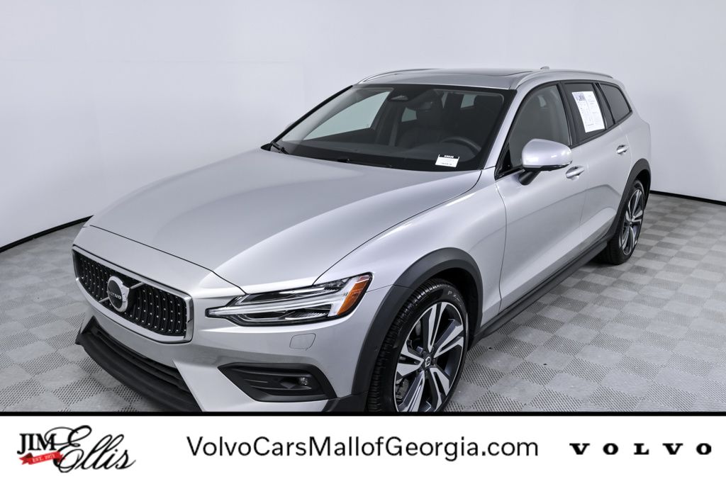 2025 Volvo V60 Cross Country Plus's photo