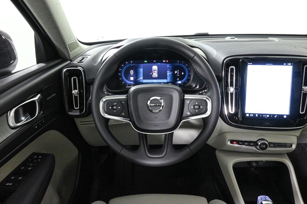 2025 Volvo XC40 photo 3