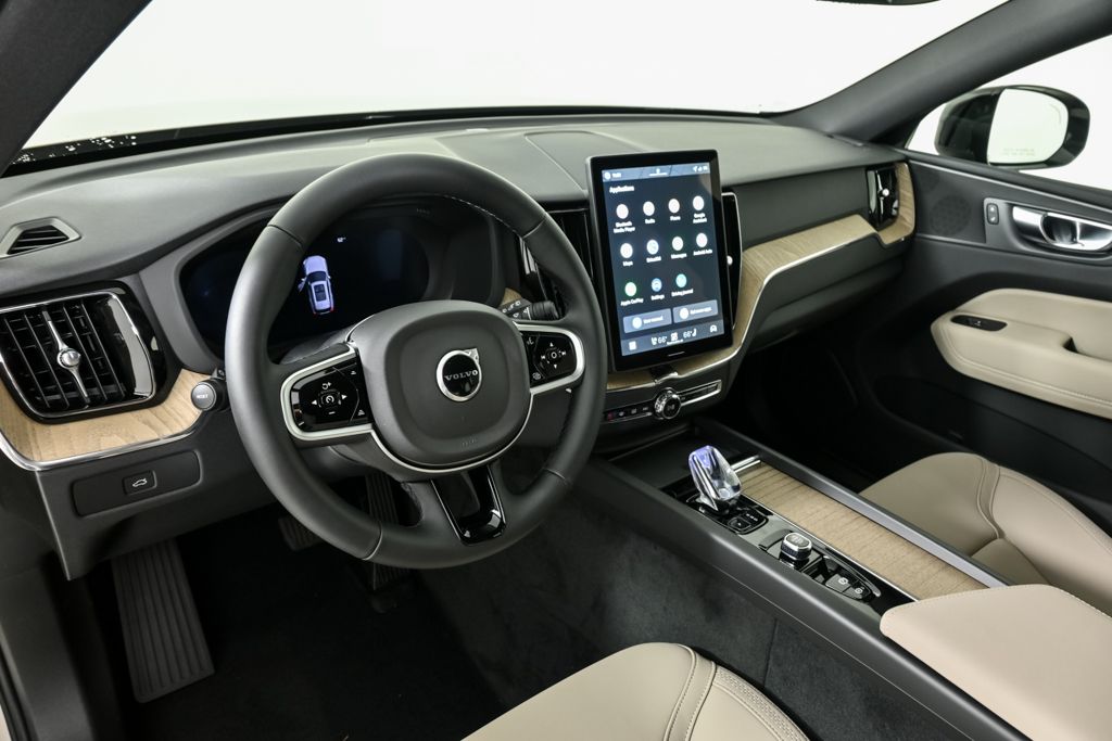 2026 Volvo XC60 B5 Plus photo 4