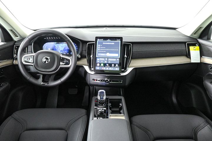 2025 Volvo XC90 B5 Core photo 2