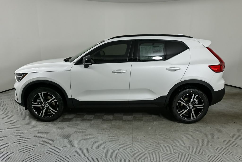 2026 Volvo XC40 Core photo 2