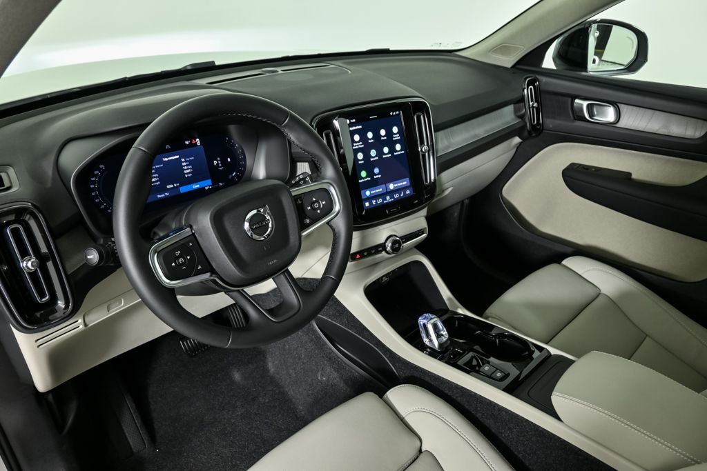 2026 Volvo XC40 Plus photo 4