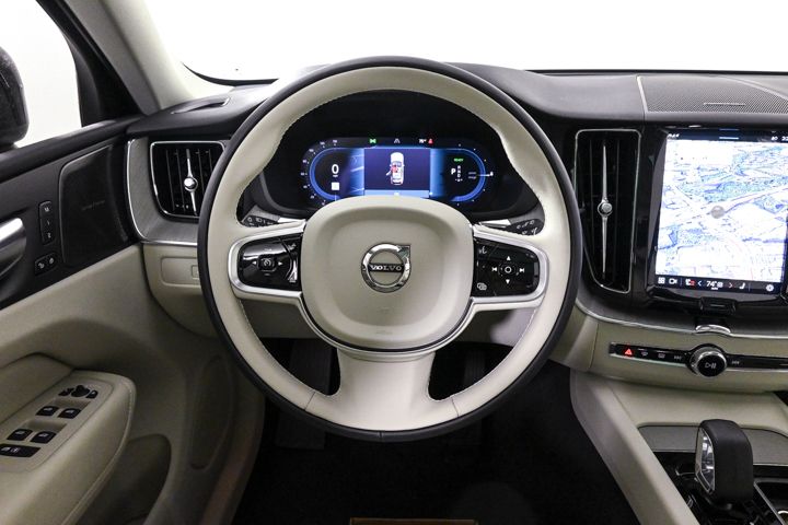 2025 Volvo XC60 T8 Plus photo 3