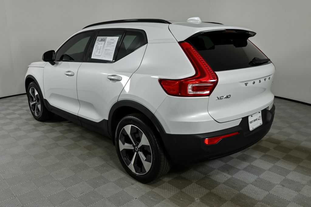 2023 Volvo XC40 Plus photo 3