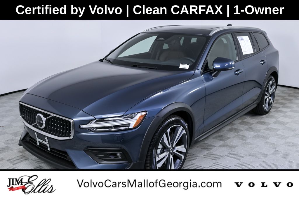 2025 Volvo V60 Cross Country Plus's photo