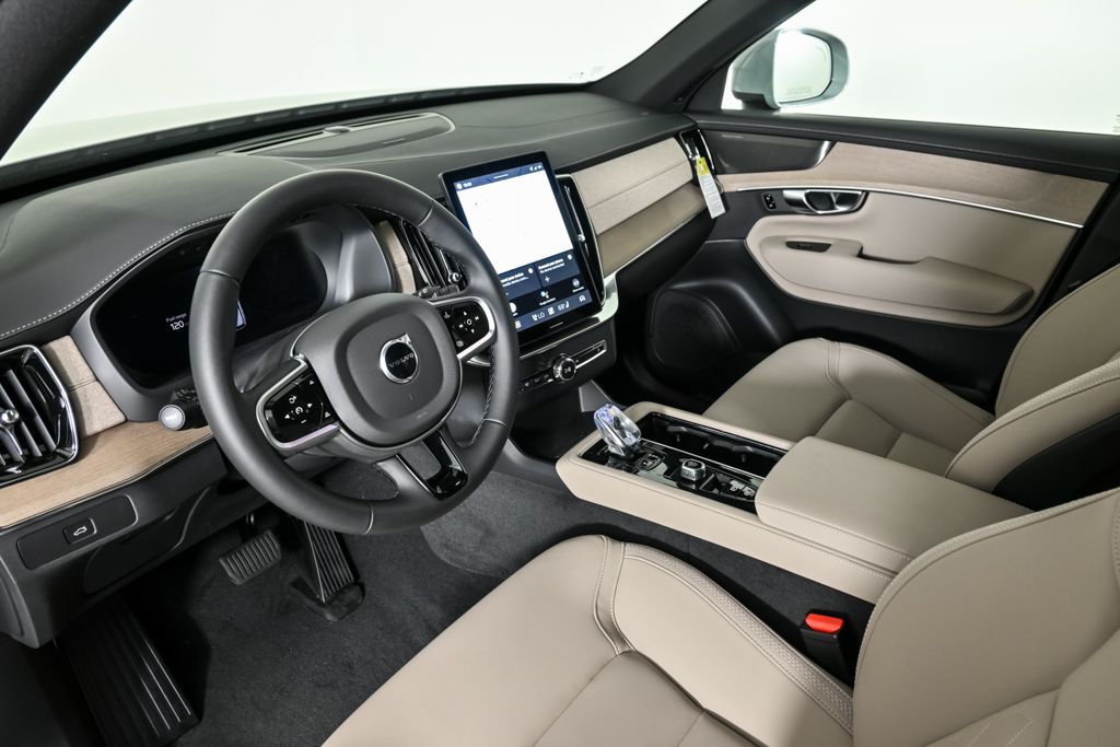 2026 Volvo XC90 Plus photo 3