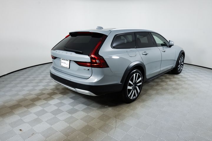2025 Volvo V90 Cross Country B6 Plus photo 3