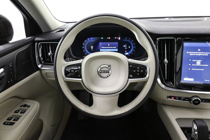 2025 Volvo S60 B5 Plus photo 3