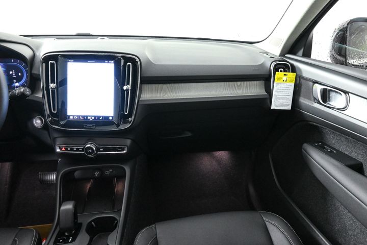 2025 Volvo XC40 Core photo 4
