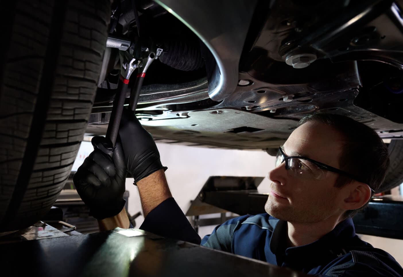 A Volvo Certified Technician adjusts the alignment of a Volvo's wheels.