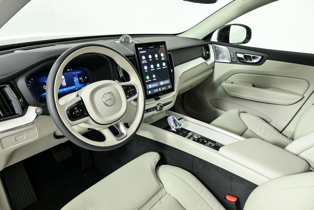 2026 Volvo XC60 B5 photo 4