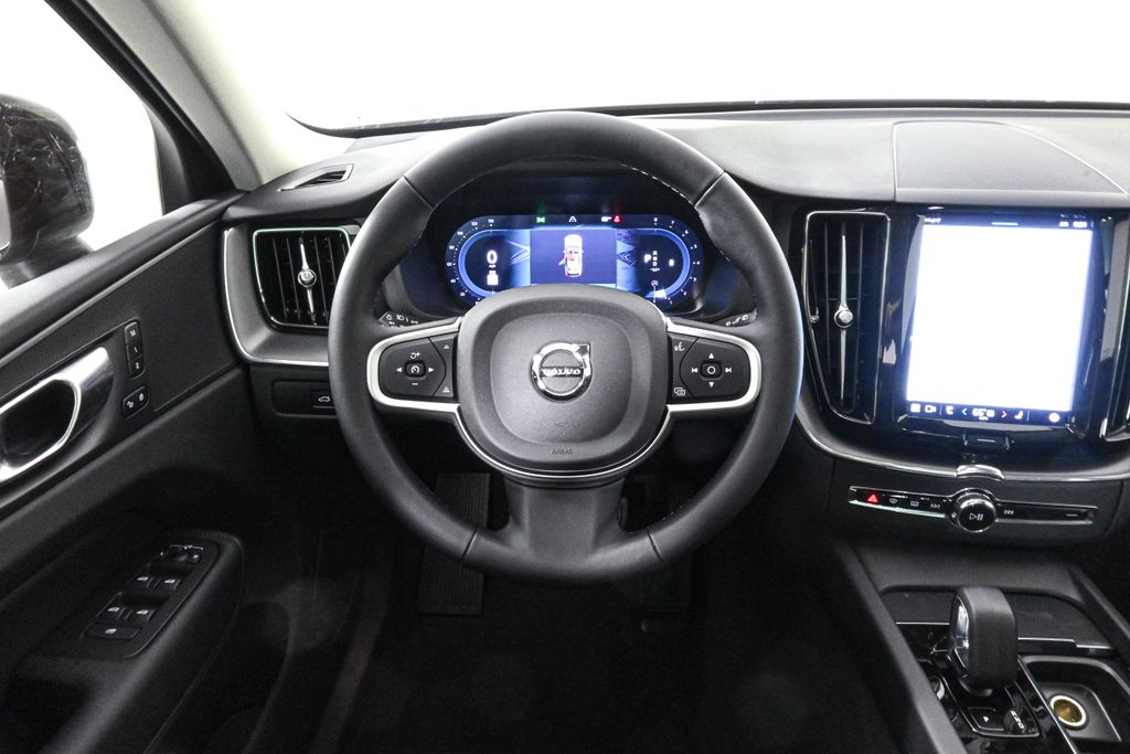 2025 Volvo XC60 B5 Core photo 3