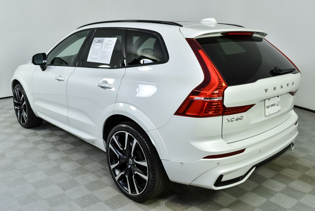 2023 Volvo XC60 B5 Ultimate photo 3