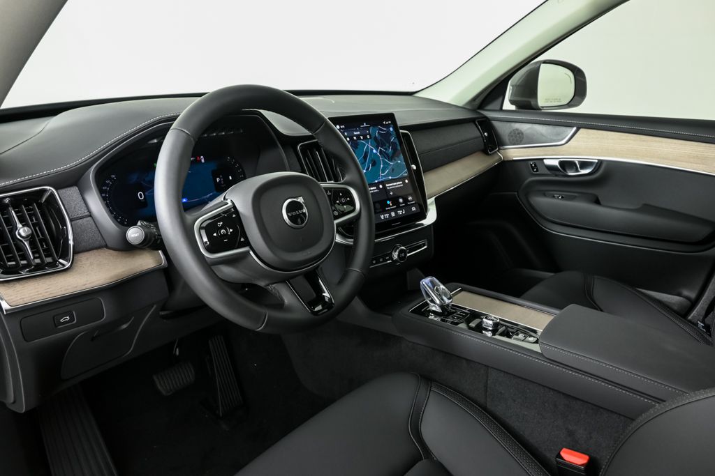2026 Volvo XC90 B5 Core photo 4