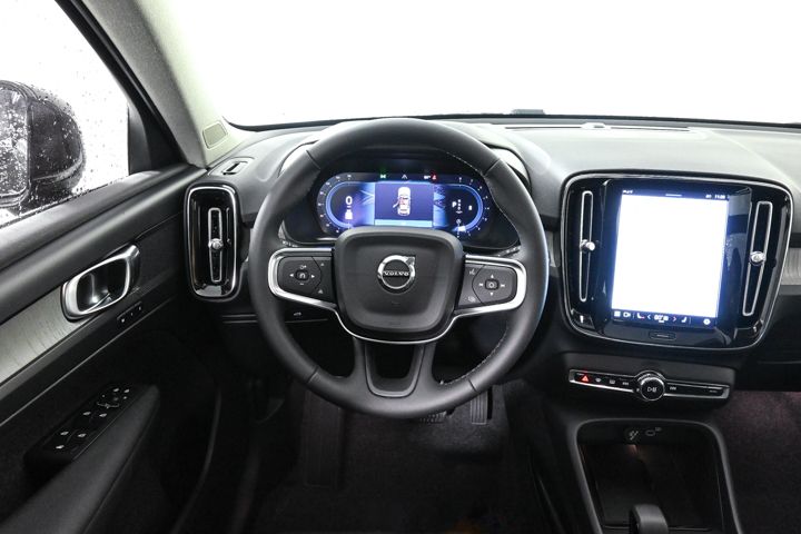 2025 Volvo XC40 Core photo 3