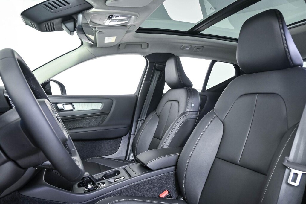 New 2026 Volvo XC40 B5 Core SUV
