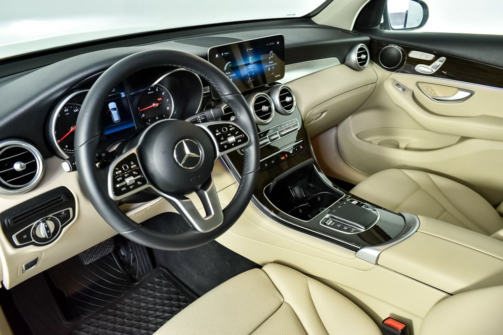 2022 Mercedes Benz GLC 300 photo 3