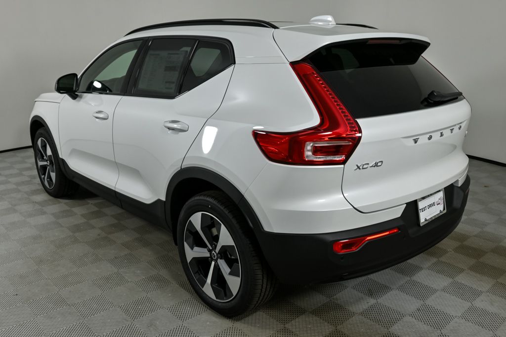 2026 Volvo XC40 Plus photo 3