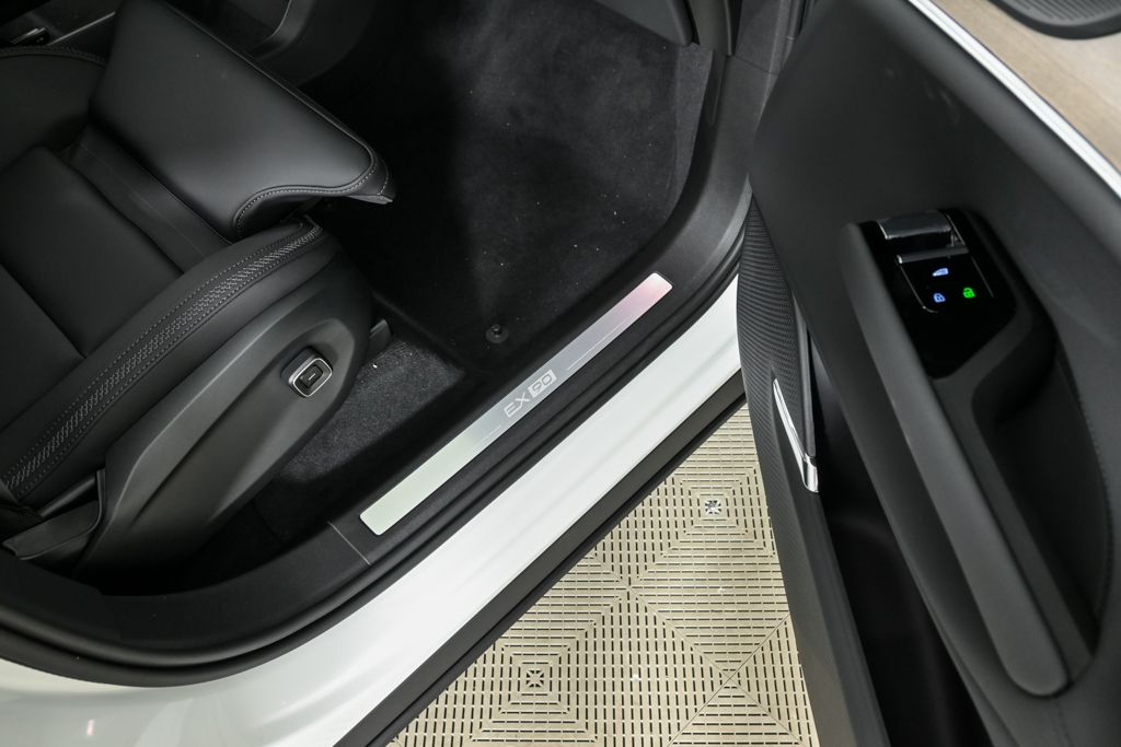 2025 Volvo EX90 Plus - Photo 25