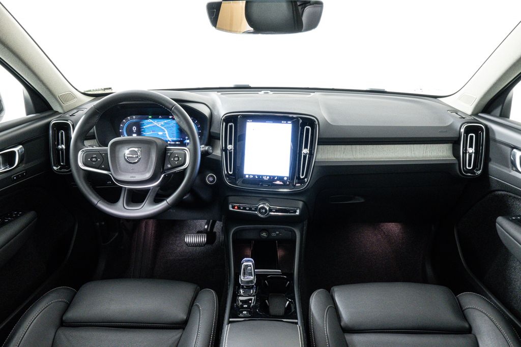 2025 Volvo XC40 Plus photo 2
