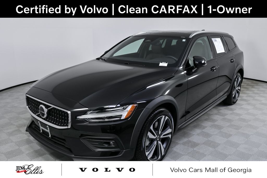 2025 Volvo V60 Cross Country Plus's photo