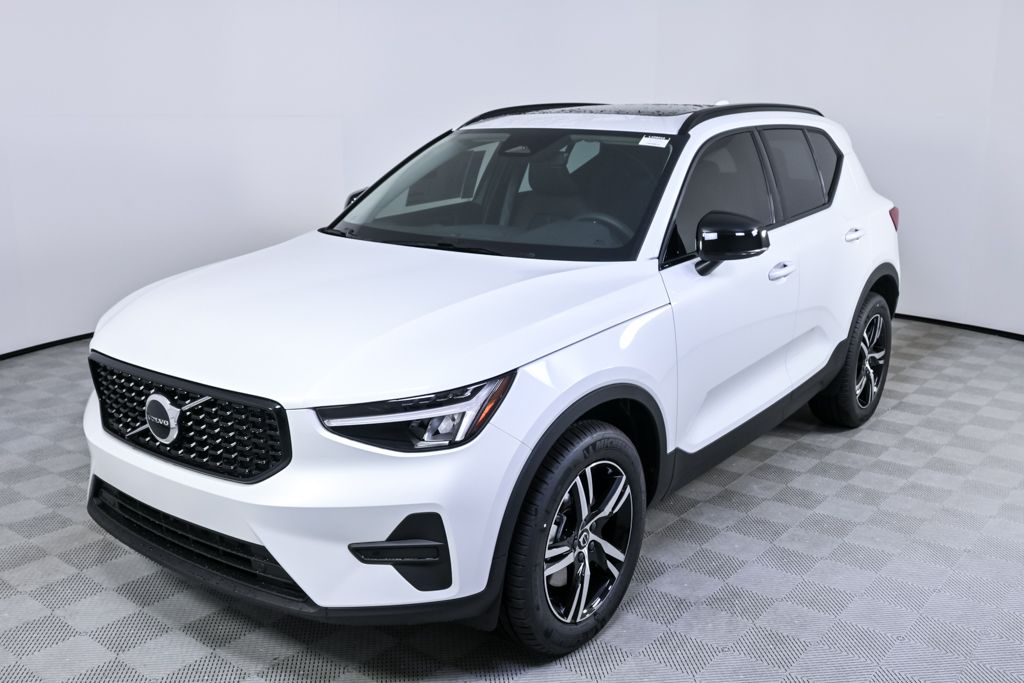 2026 Volvo XC40 Core's photo