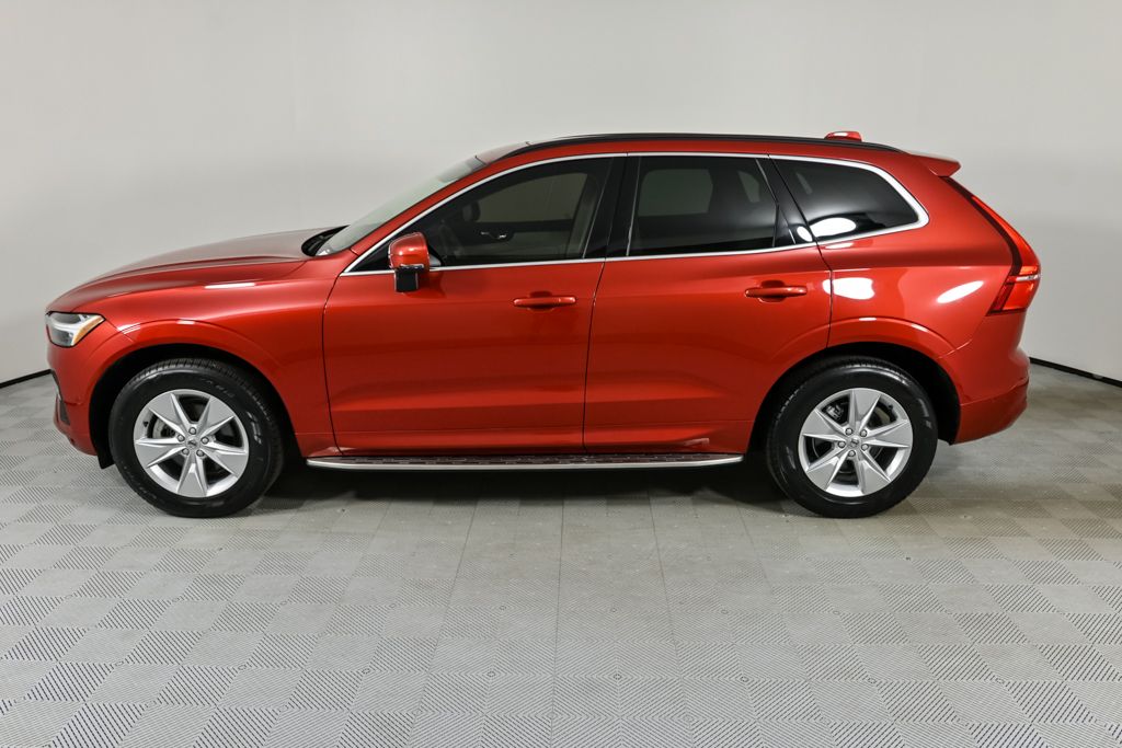 2022 Volvo XC60 B5 Momentum photo 2