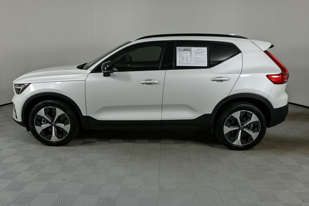 2023 Volvo XC40 Plus photo 2