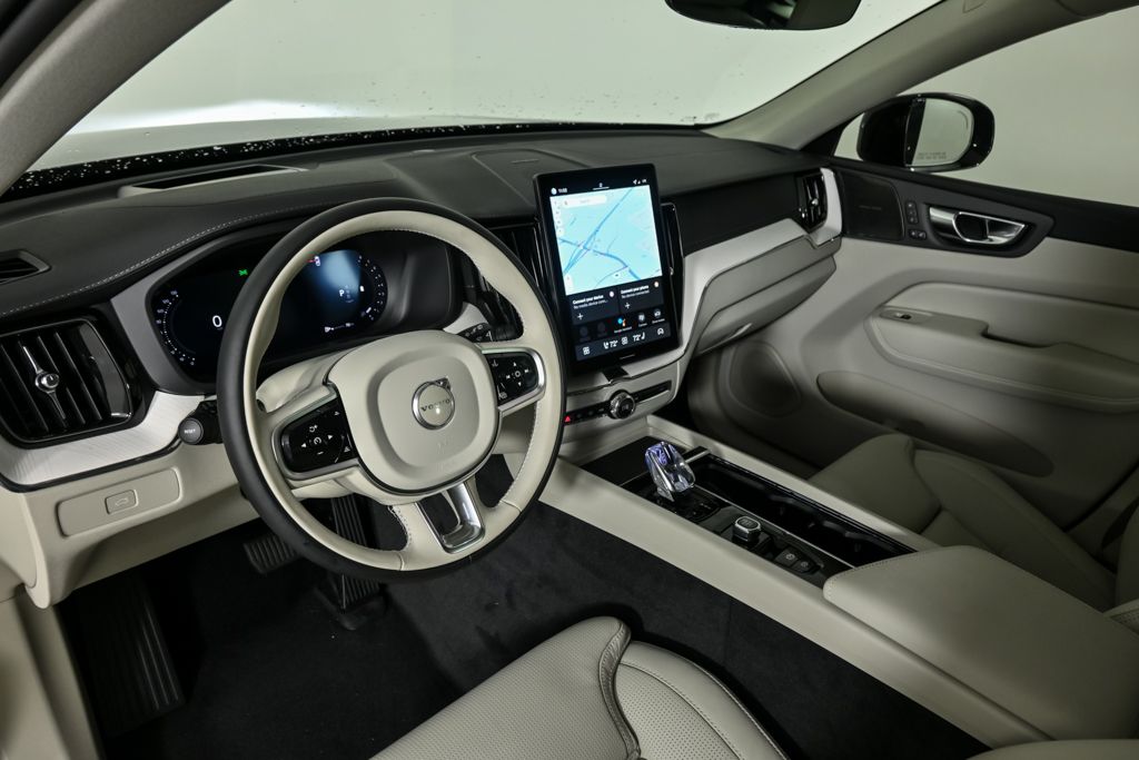2026 Volvo XC60 B5 photo 4