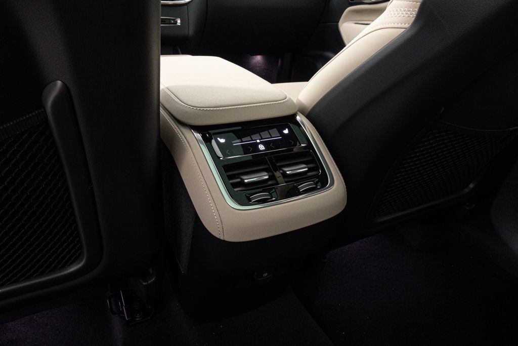 2026 Volvo XC90 Plus - Photo 18