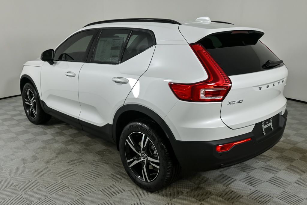 2026 Volvo XC40 Core photo 3