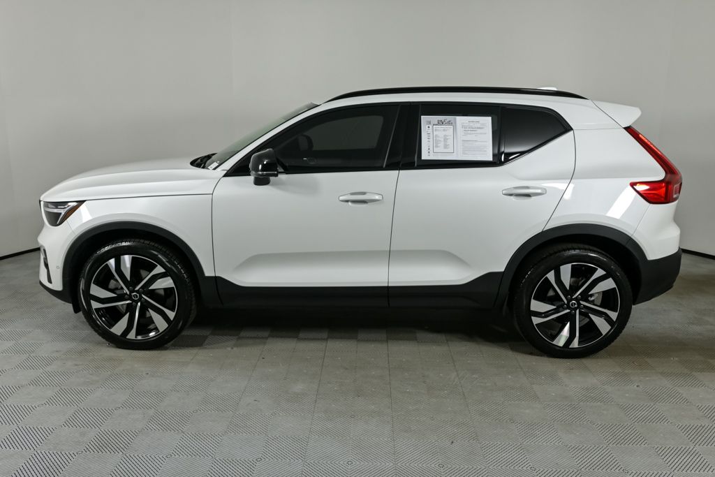 2024 Volvo XC40 Plus photo 2