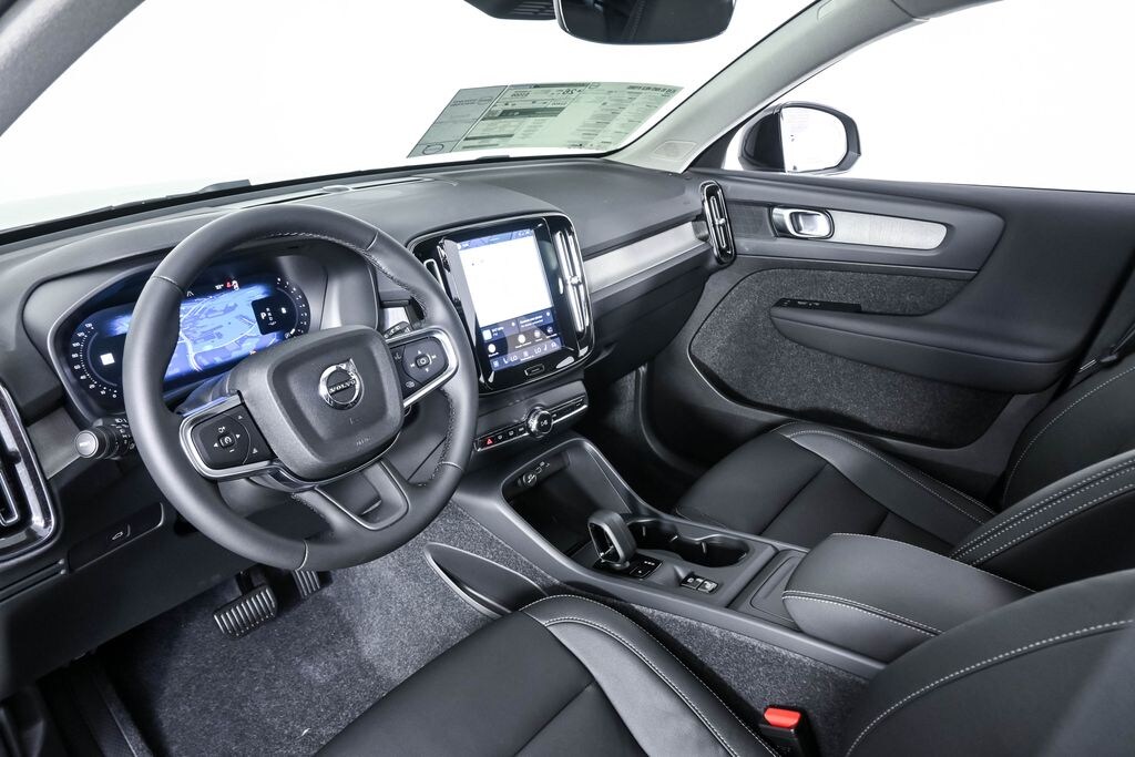New 2026 Volvo XC40 B5 Core SUV